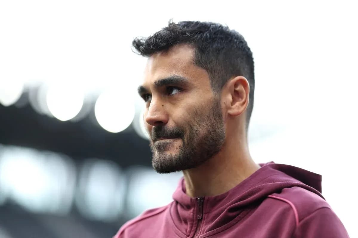 Jugador con chaqueta morada en el campo