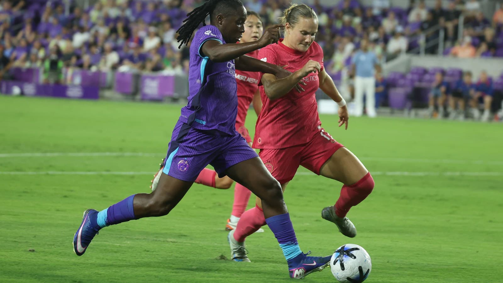Jugadora de Orlando Pride driblando a rival