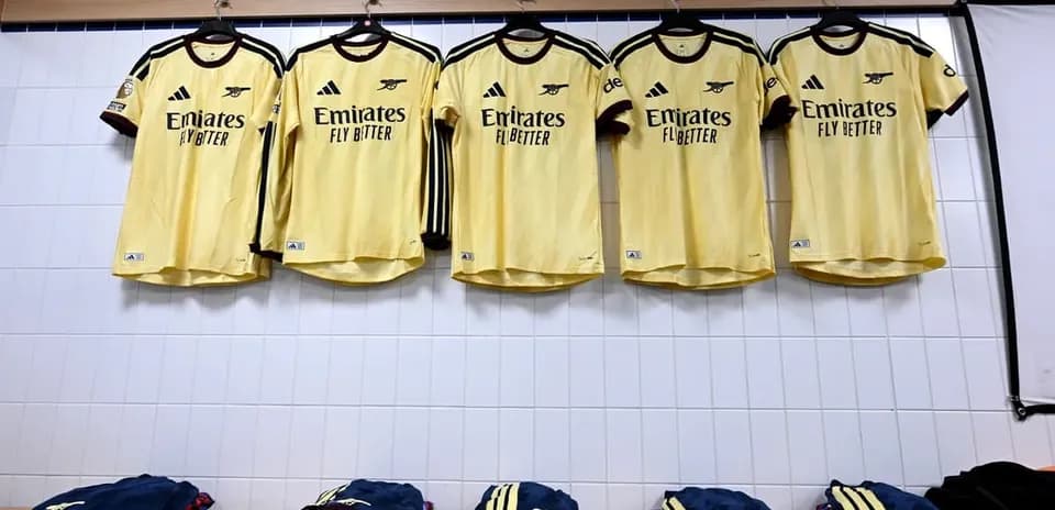 Camisetas amarillas de Arsenal colgadas en vestuario