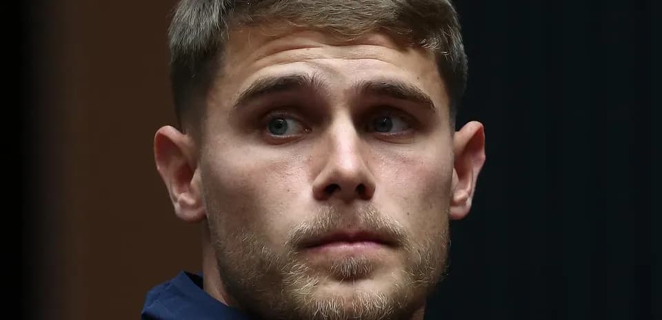Jugador sentado en conferencia de prensa