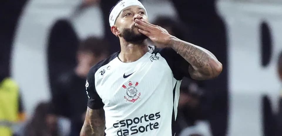 Jugador del Corinthians celebrando un gol con beso