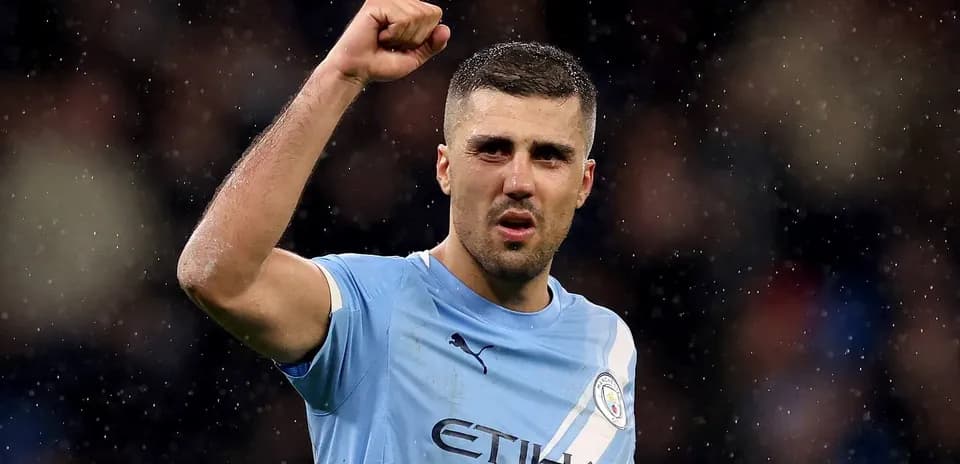 Jugador de Manchester City celebrando con el puño en alto