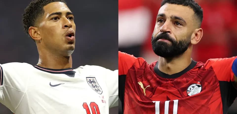Jugadores de Inglaterra y Egipto celebrando en el campo