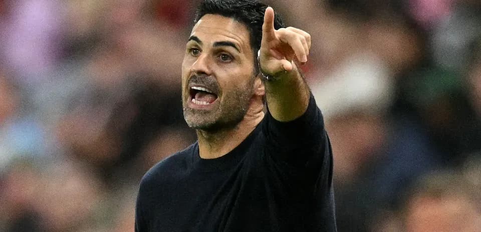 Entrenador dirigiendo a su equipo durante el partido