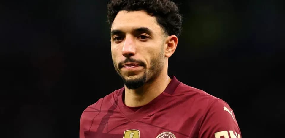 Jugador de Manchester City en uniforme durante el partido