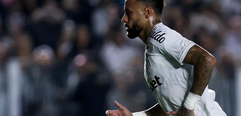 Neymar corriendo en el campo durante un partido