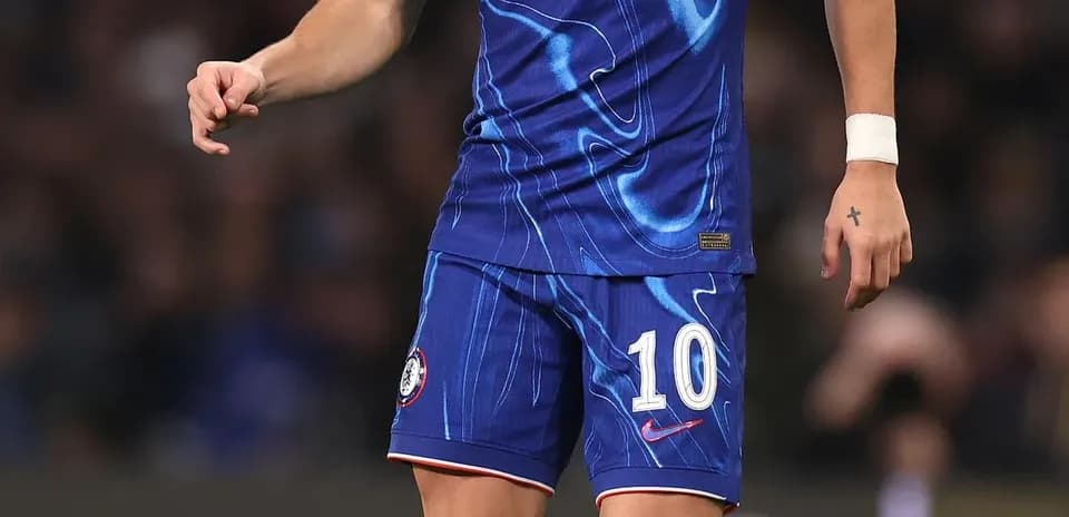 Jugador de Chelsea controlando el balón en el campo