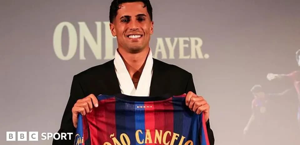 João Cancelo presenta camiseta del FC Barcelona