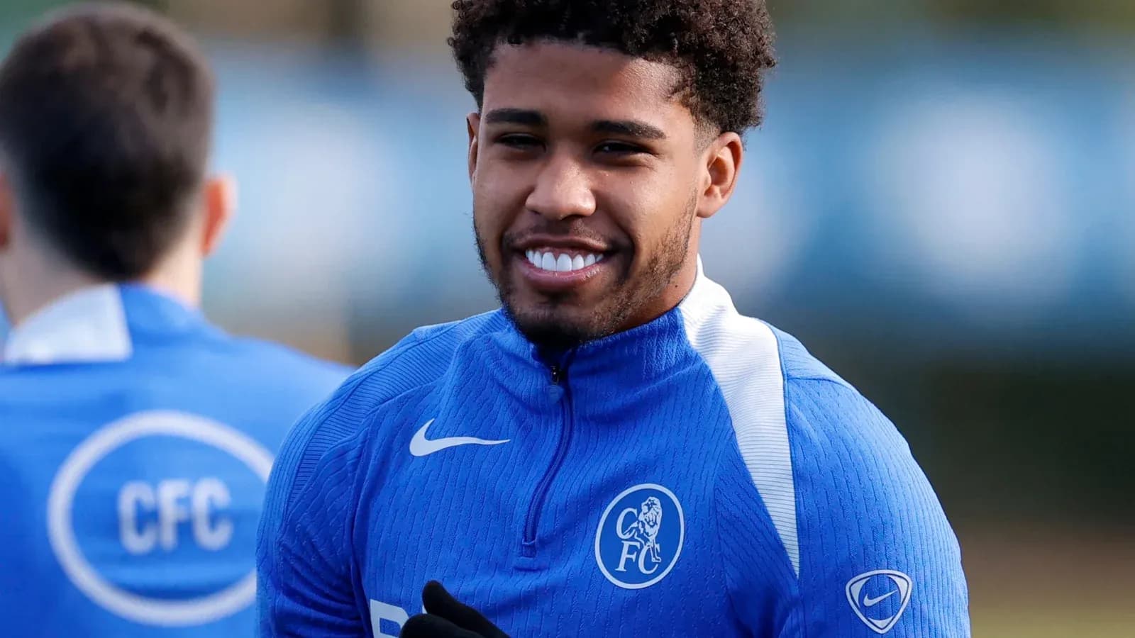 Jugador sonriendo durante sesión de entrenamiento