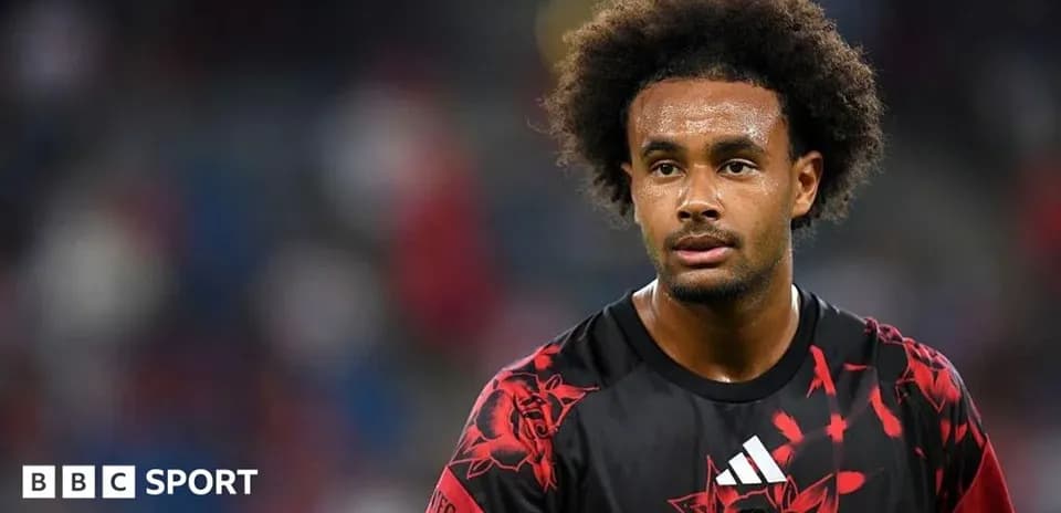 Jugador de fútbol en camiseta de entrenamiento