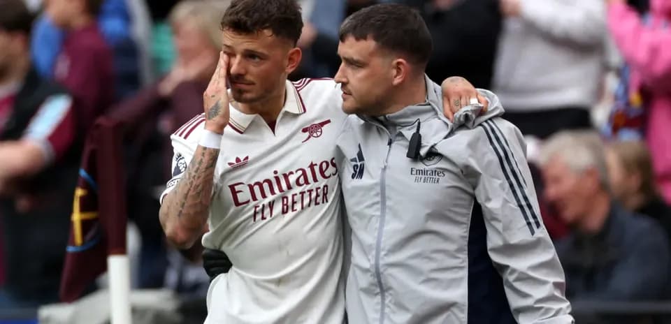 Jugador de Arsenal siendo ayudado por el personal médico