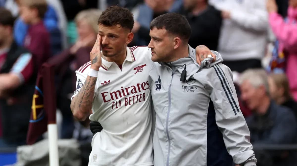 Jugador de Arsenal siendo ayudado por el personal médico