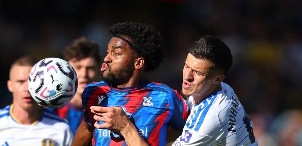 Jugador de Crystal Palace luchando por el balón