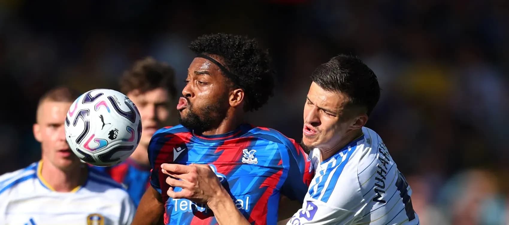 Jugador de Crystal Palace luchando por el balón