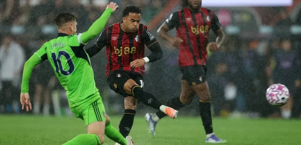Jugador de Bournemouth disparando en la lluvia