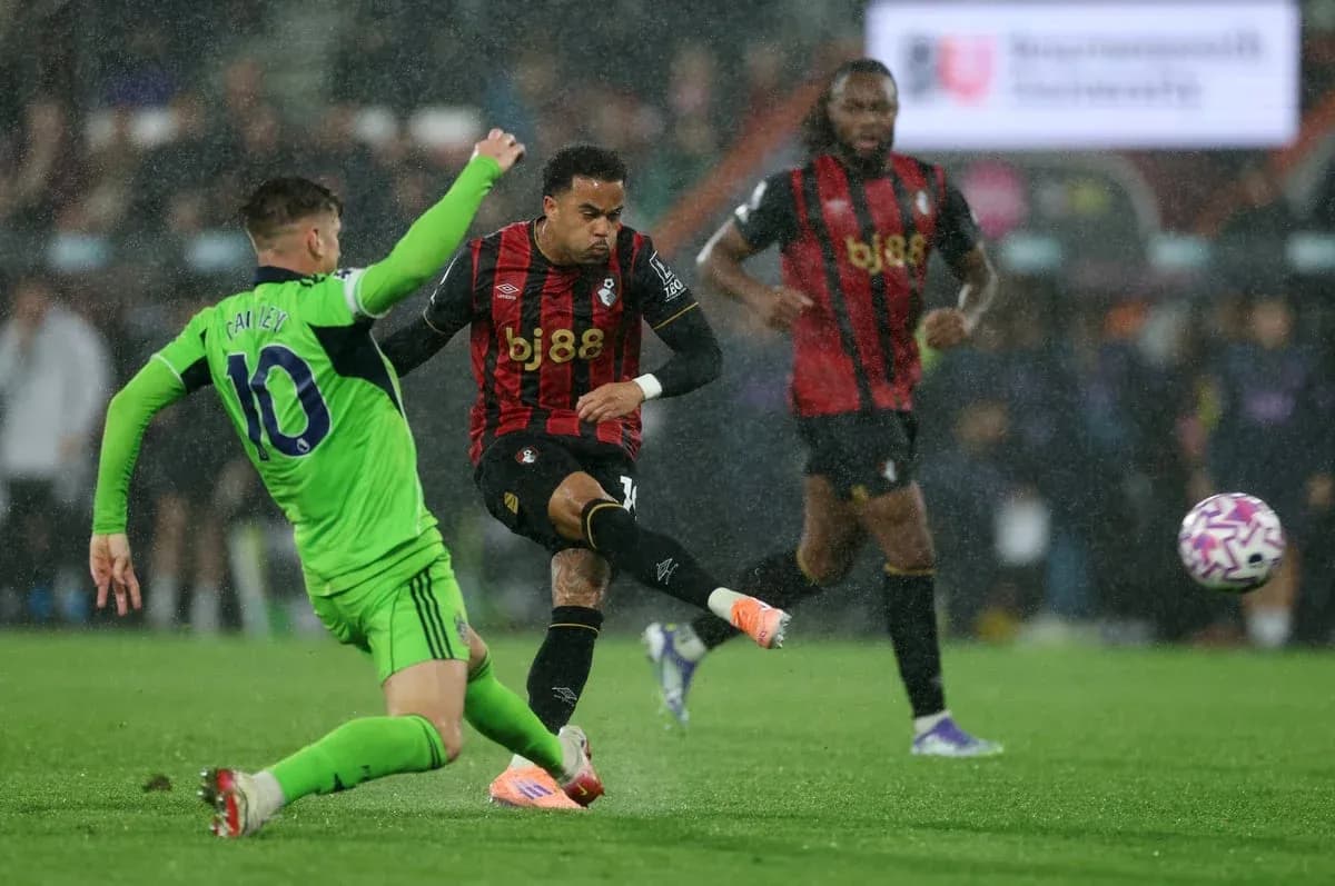Jugador de Bournemouth disparando en la lluvia