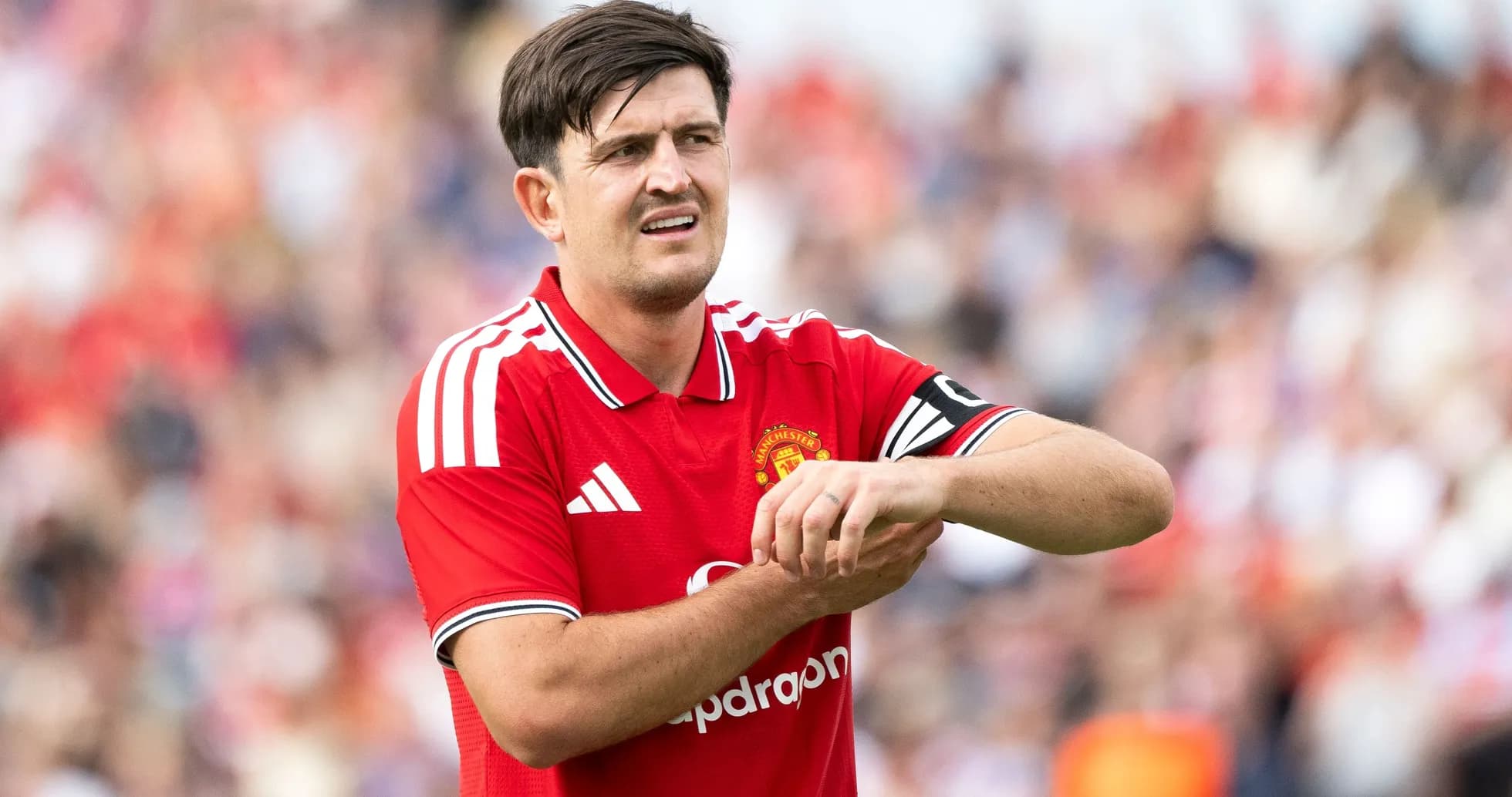 Jugador de Manchester United ajustando su muñeca