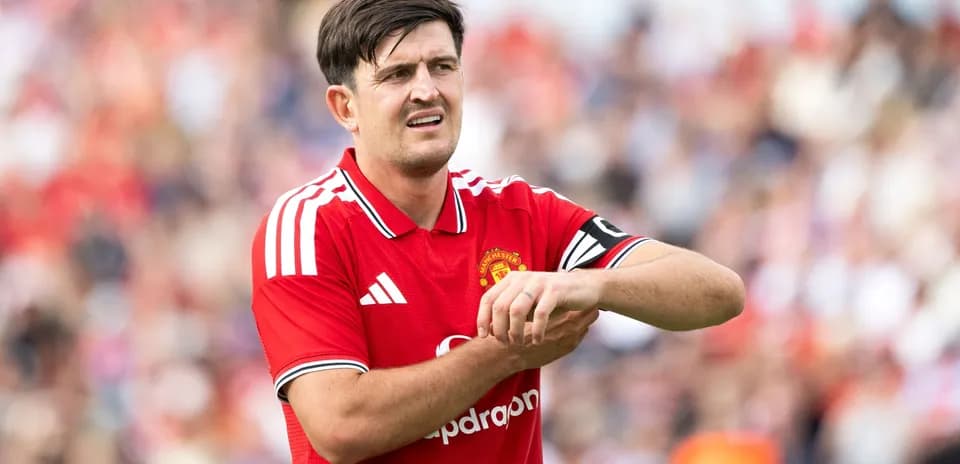 Jugador de Manchester United ajustando su muñeca