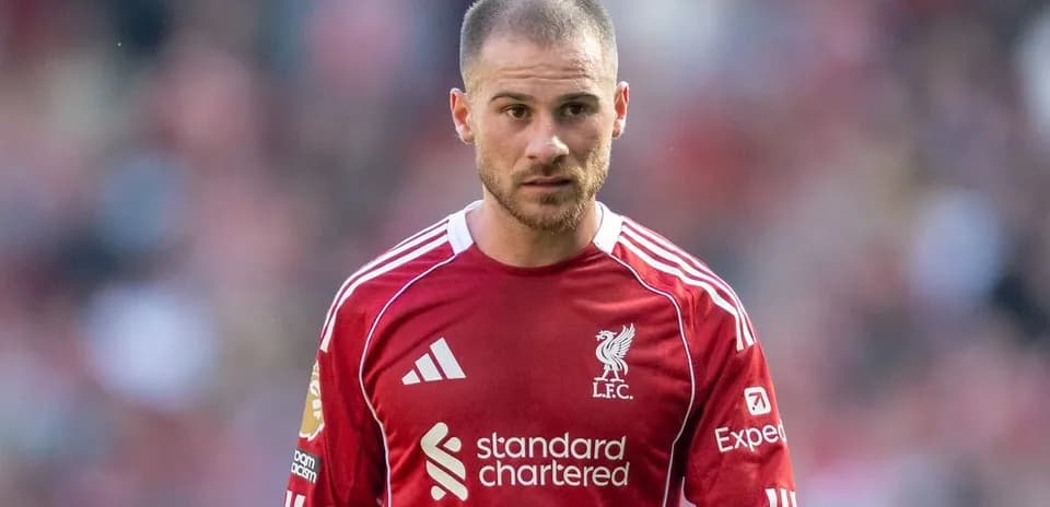 Jugador de Liverpool con camiseta roja en el campo