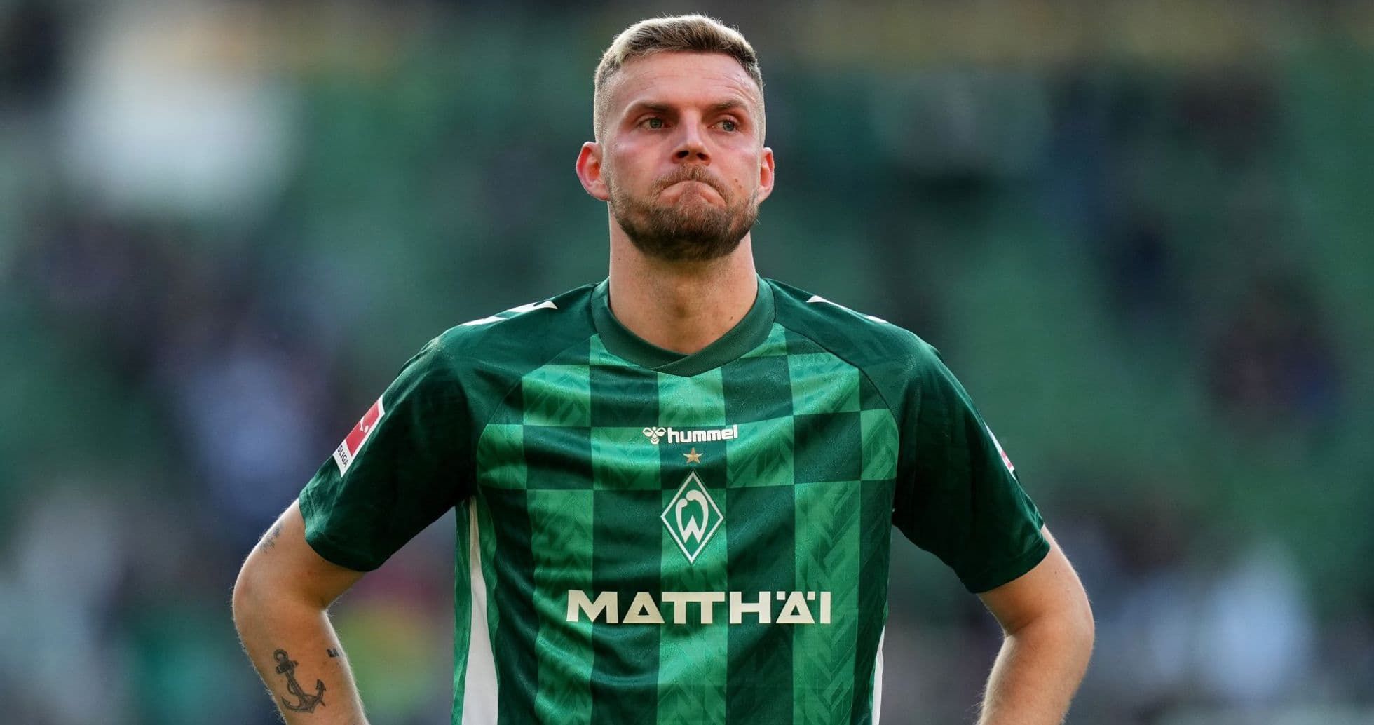 Jugador de Werder Bremen en uniforme verde durante partido
