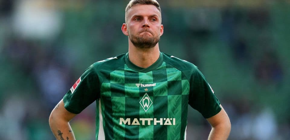 Jugador de Werder Bremen en uniforme verde durante partido