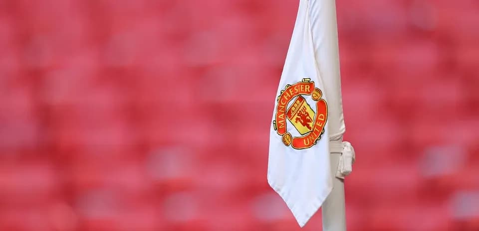 Esquina de campo con bandera de Manchester United