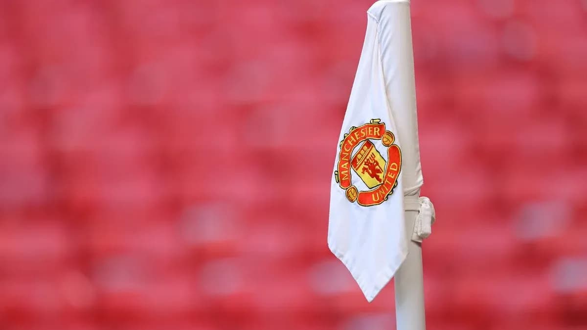 Esquina de campo con bandera de Manchester United