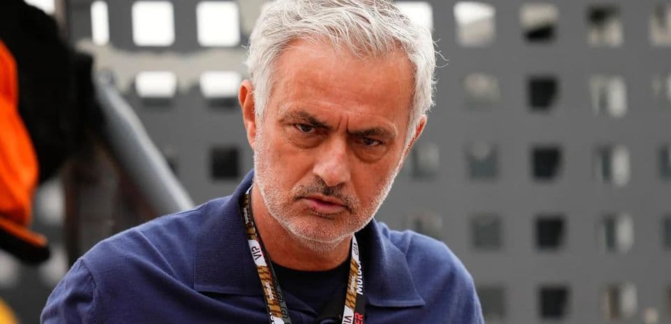 Entrenador con mirada seria en evento deportivo