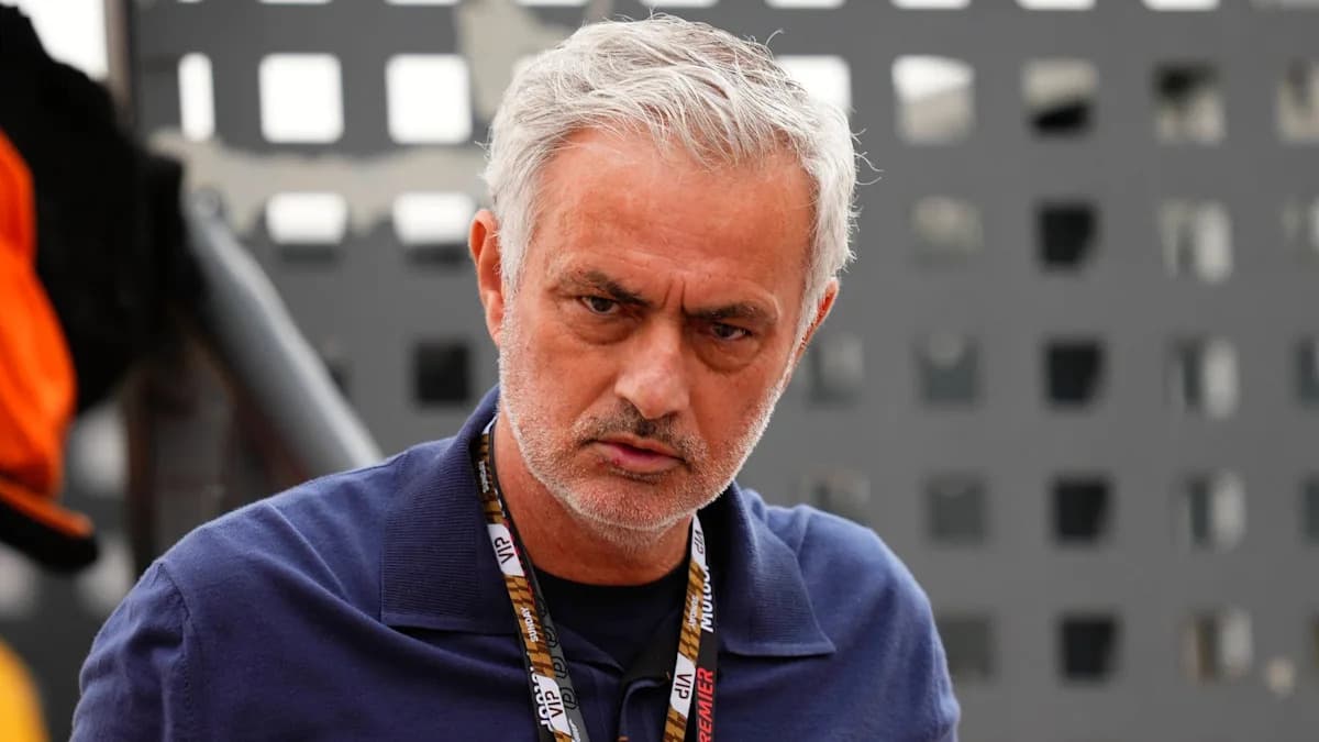 Entrenador con mirada seria en evento deportivo