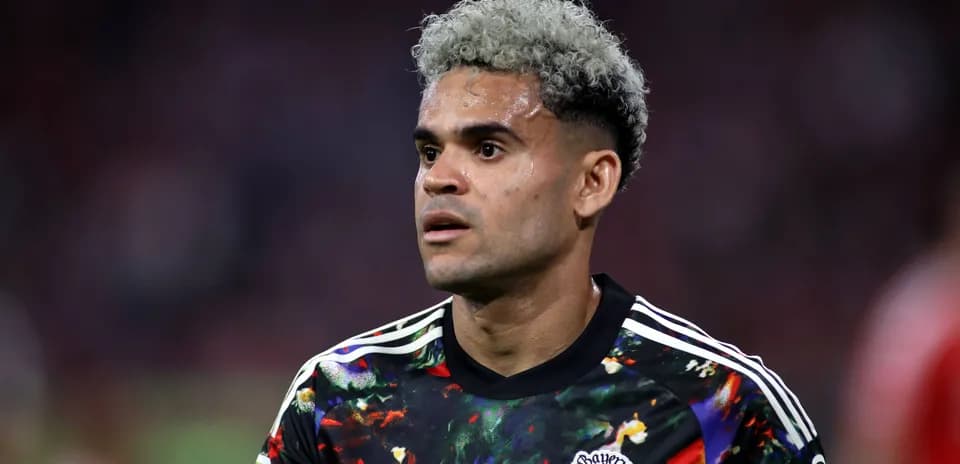 Jugador con camiseta colorida en el campo