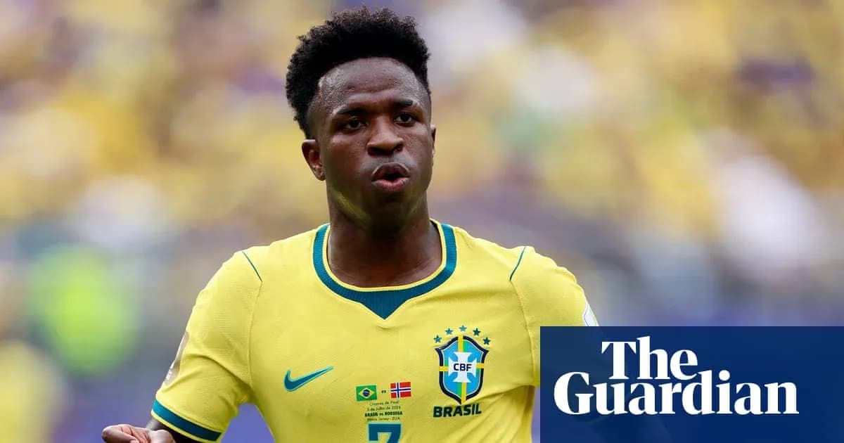 Jugador de Brasil con camiseta amarilla en el campo