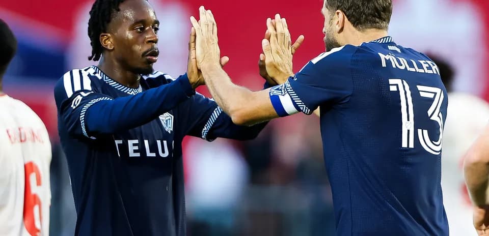 Jugadores de Vancouver FC celebrando en el campo