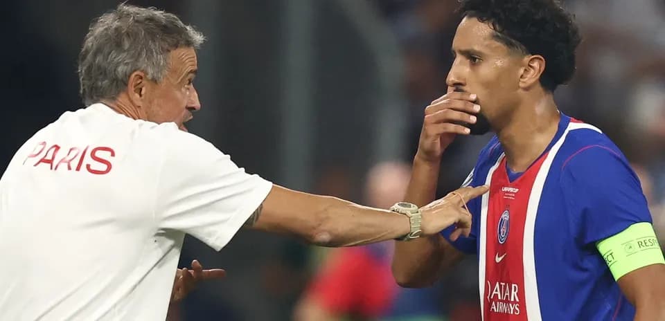 Entrenador instruyendo a jugador durante el partido