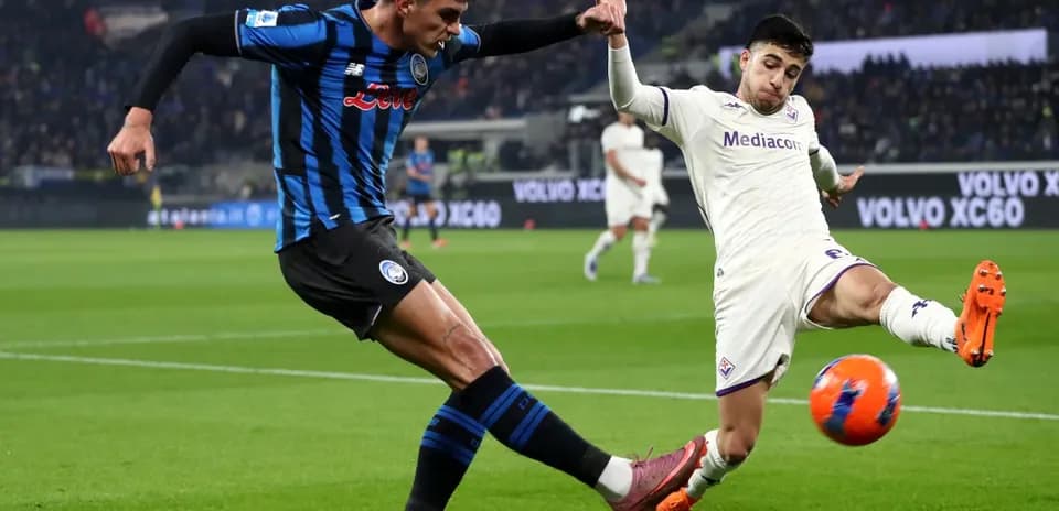 Jugador de Fiorentina en acción contra Atalanta
