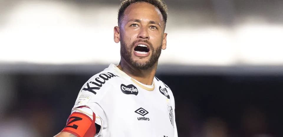 Jugador con camiseta de Santos durante el partido