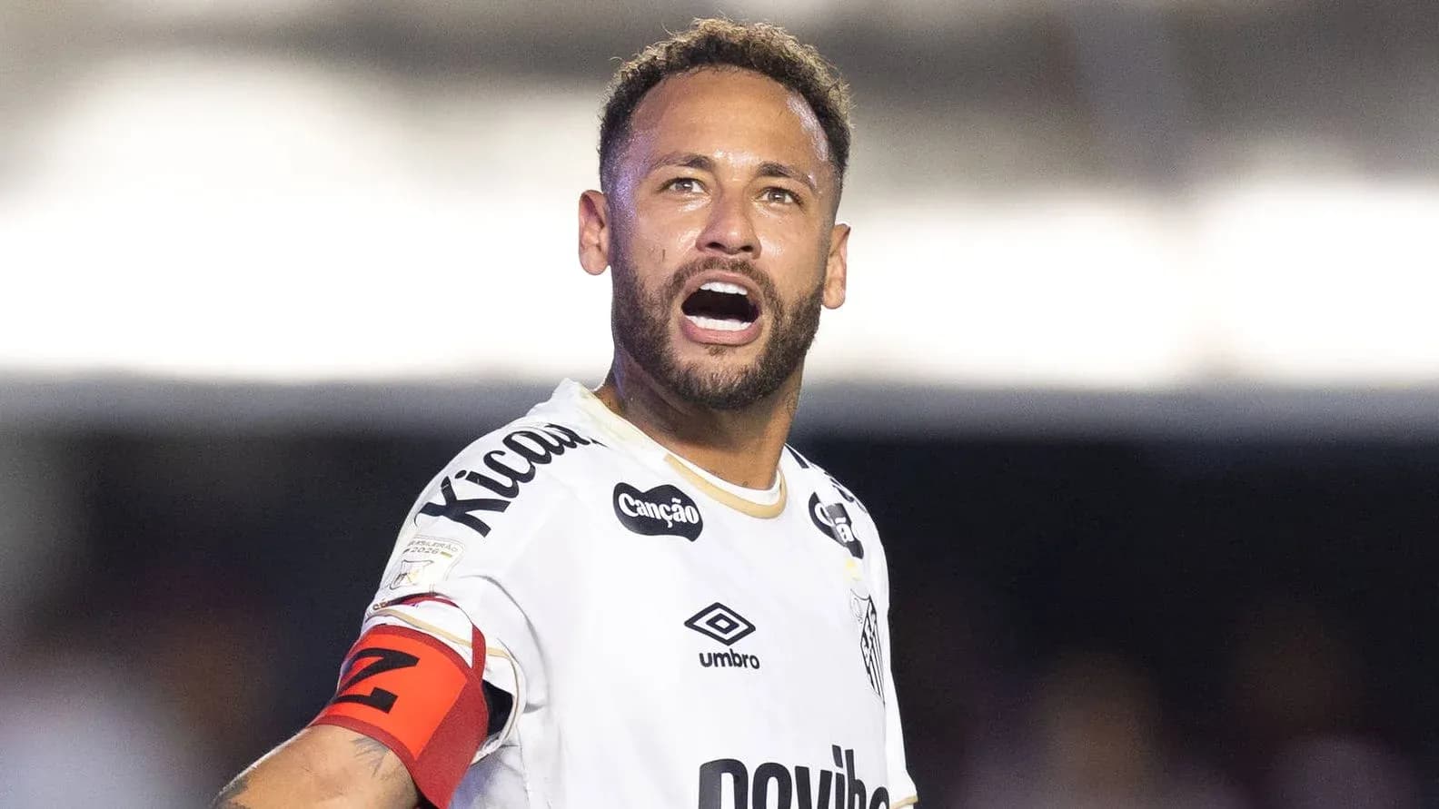 Jugador con camiseta de Santos durante el partido