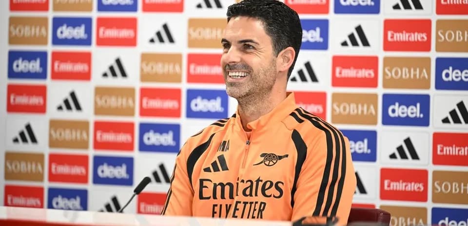 Entrenador en conferencia de prensa con fondo de patrocinadores