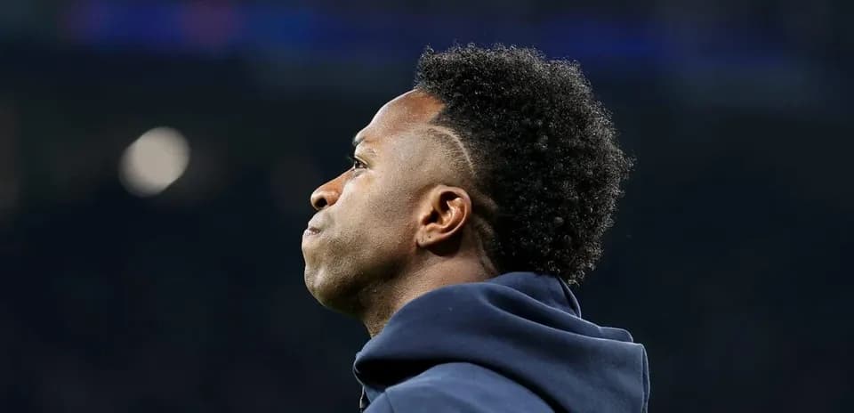 Jugador mirando hacia el campo durante el partido