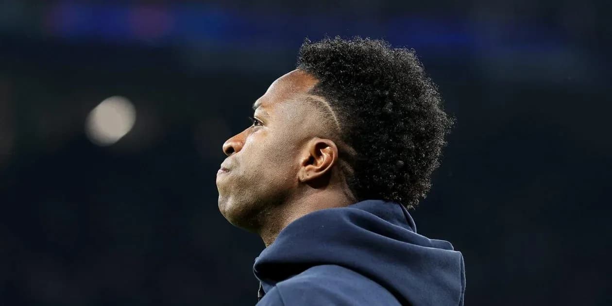 Jugador mirando hacia el campo durante el partido