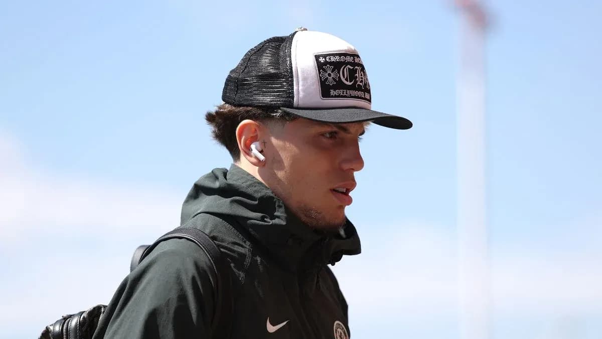Jugador caminando con gorra y auriculares