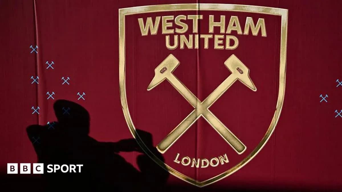 Escudo de West Ham United en fondo rojo