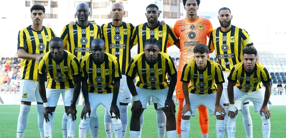 Equipo de fútbol posando en el campo de juego