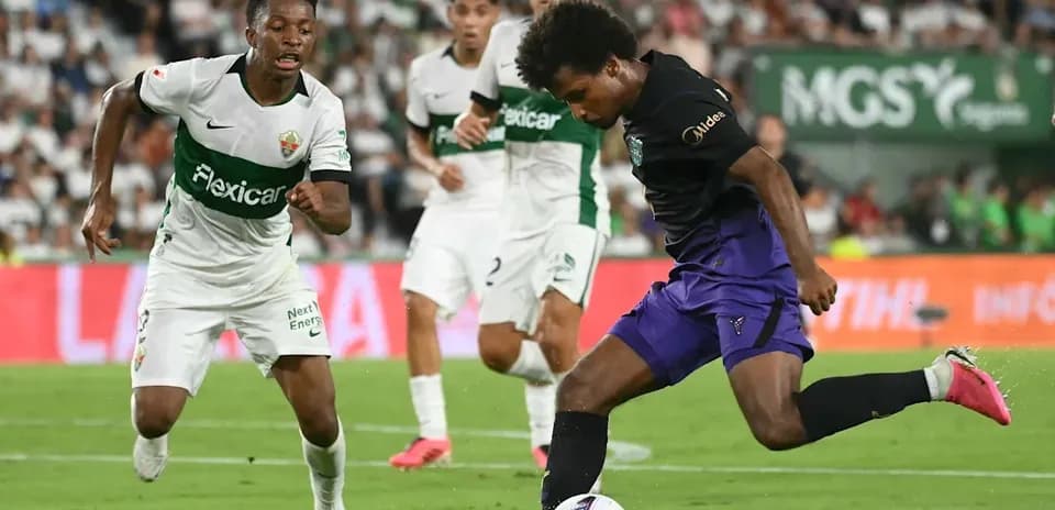 Jugadores compitiendo por el balón en un partido