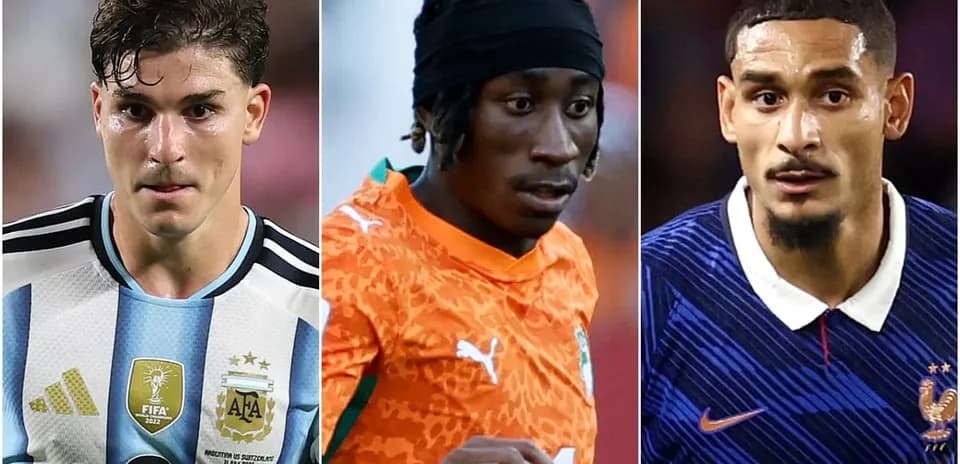 Tres jugadores de fútbol en acción durante un partido
