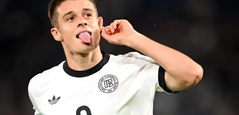 Jugador de Alemania celebrando con gesto en el campo