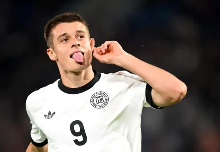 Jugador de Alemania celebrando con gesto en el campo