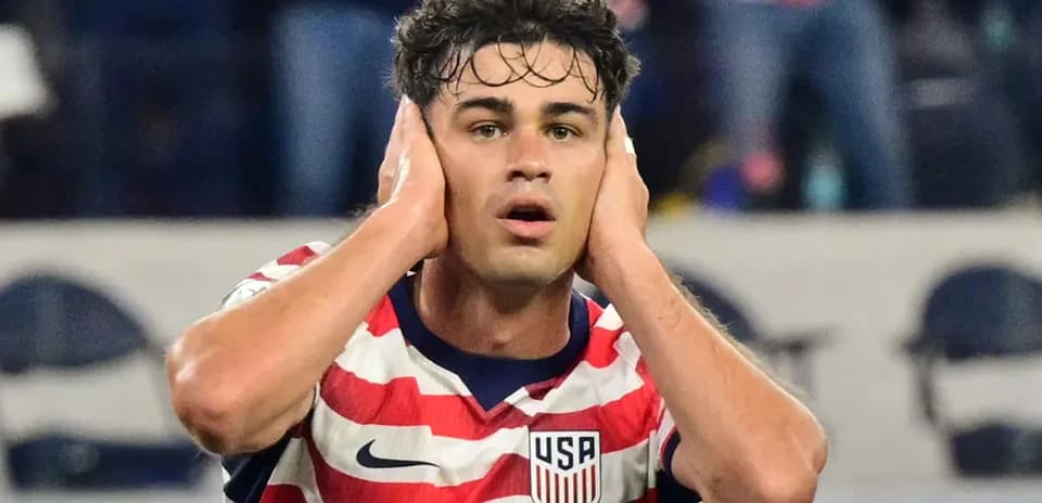 Jugador de Estados Unidos con las manos en los oídos