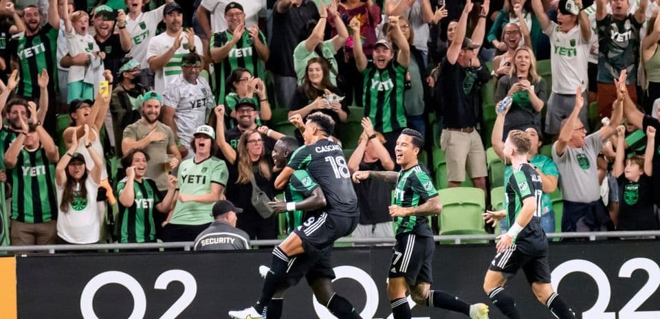 Celebración de gol del equipo de Austin II