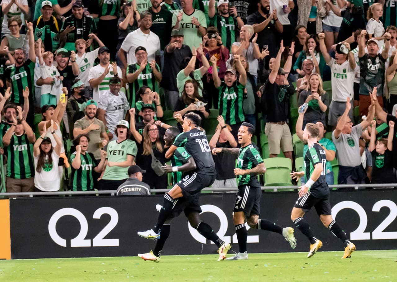 Celebración de gol del equipo de Austin II