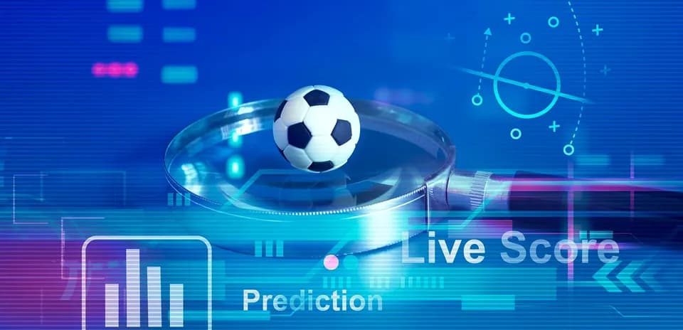Balón de fútbol sobre lupa con gráficos digitales